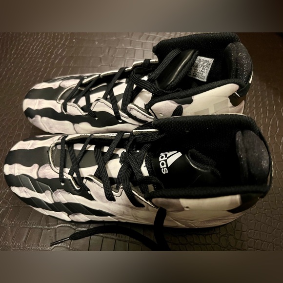 Barely worn (Like new) football cleats glow in the dark - Picture 2 of 5